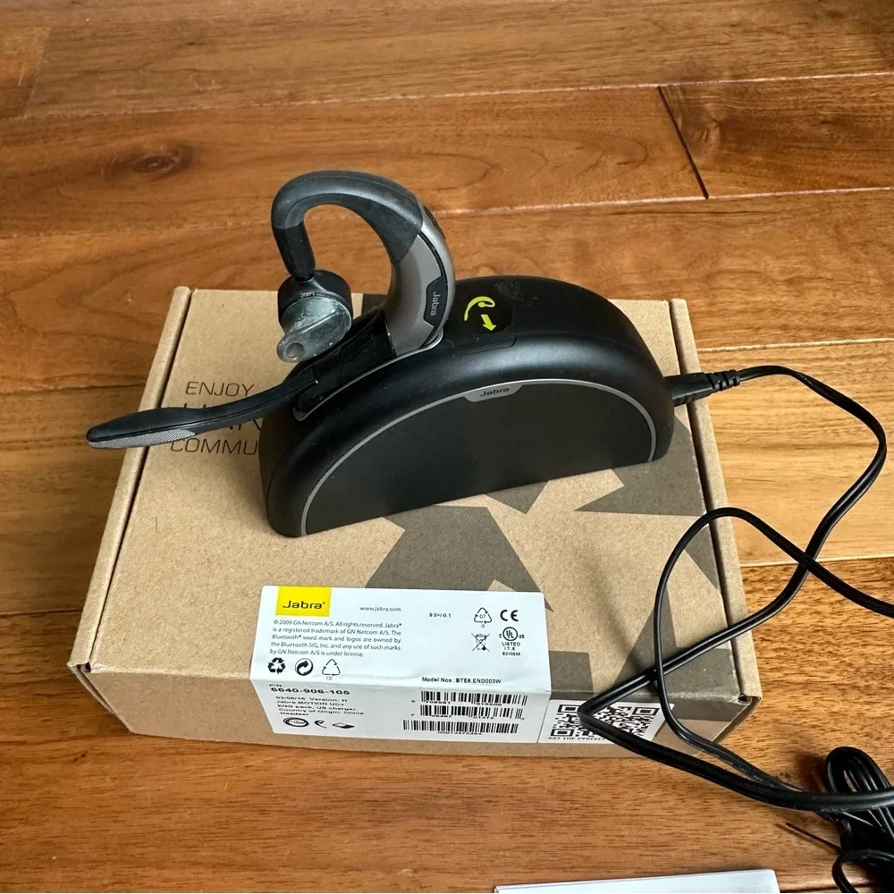 Jabra Motion UC+ model 6640-906-105 Hands Free Headset with Charger